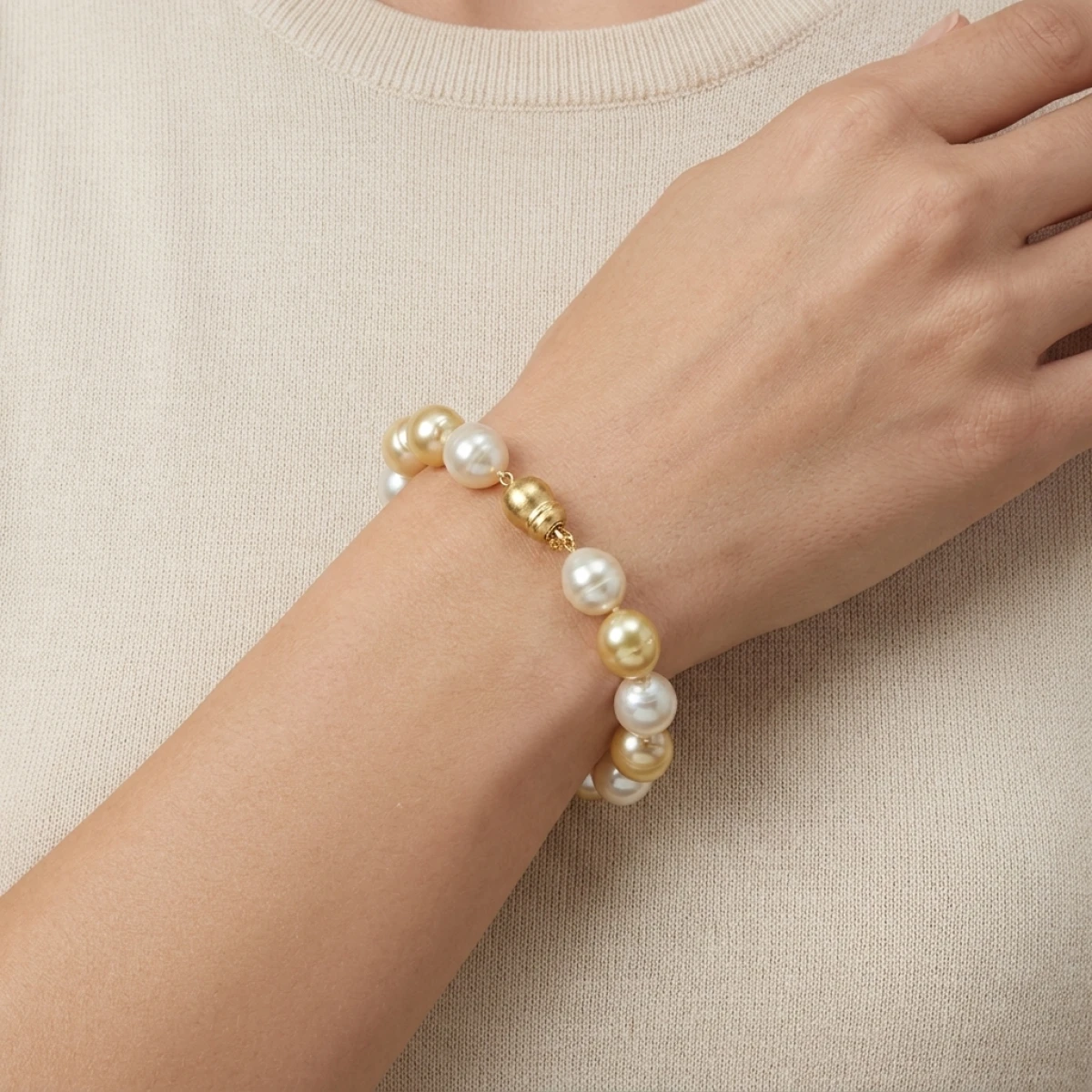 Gold & White South Sea Pearl Bracelet On 14ct Clasp