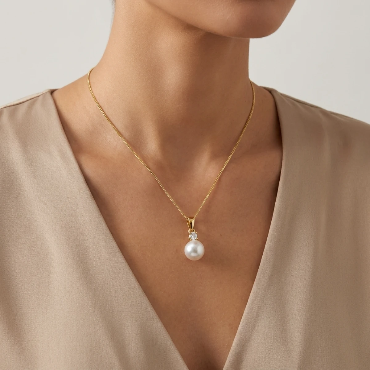 Akoya Pearl & Diamond 4 Claw Pendant  |  18ct Yellow Gold